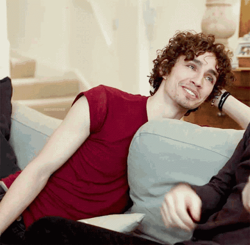 0001robert-sheehan-smileg.gif